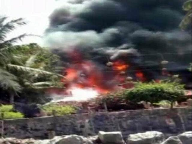 Videos : मुंबई के वर्सोवा में एक बंगले में लगी आग