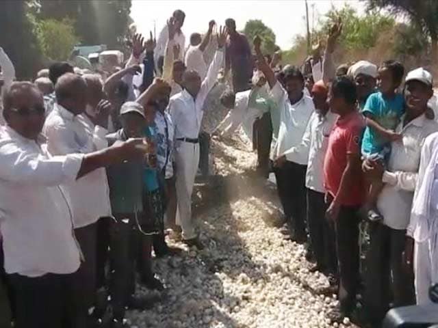 Video : गुजरात में किसानों ने सड़क पर फेंक दिया हजारों किलो प्‍याज