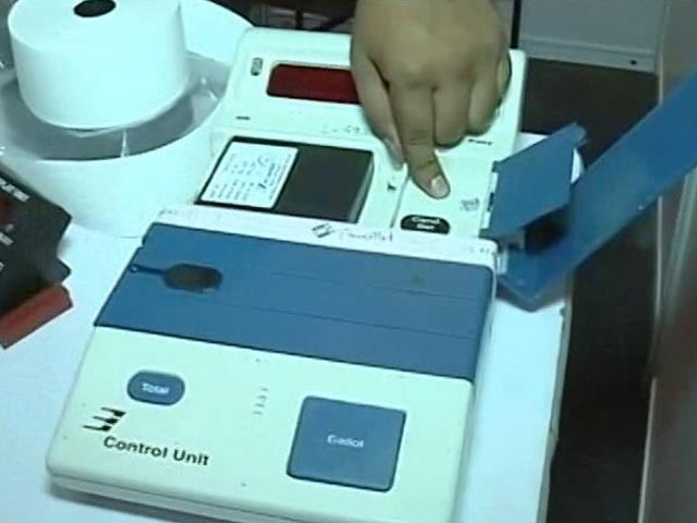8 बरस बाद चुनाव आयोग फिर दे रहा EVM का Demo