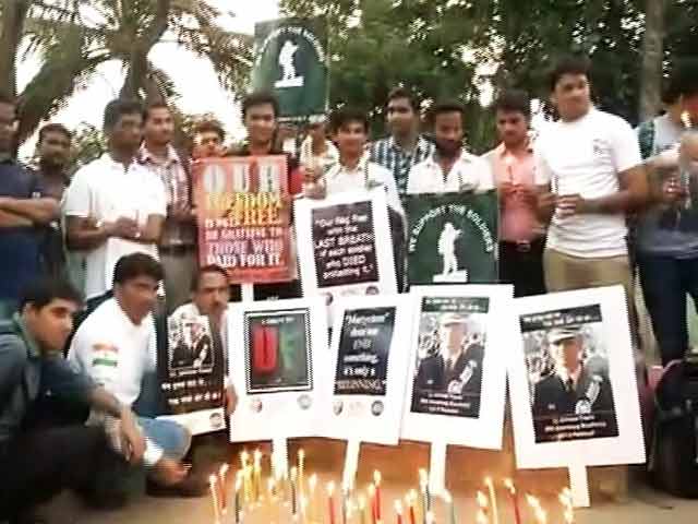 इंडिया 9 बजे : शहीद लेफ्टिनेंट उमर फ़ैयाज़ को श्रद्धांजलि देने इंडिया गेट पर उमड़ा जन सैलाब