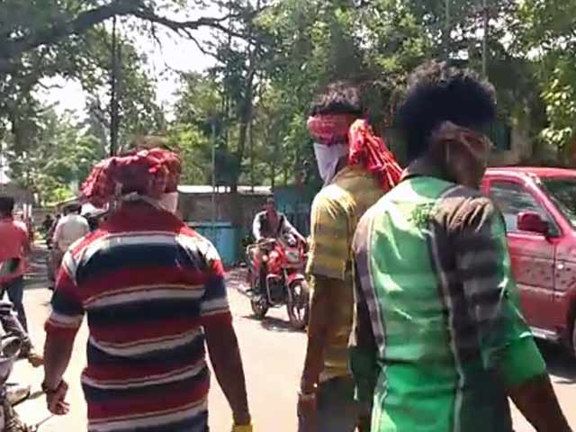 Video : Violence Hits Bengal Civic Polls, Bombs Thrown At Polling Booths, EVMs Damaged