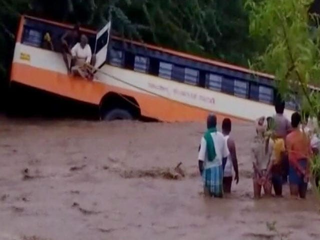 Video : कर्नाटक : गडग के झील में गिरी एक यात्री बस