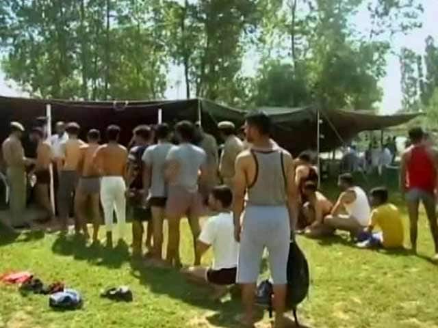 Video : Days After Kashmir Army Officer's Killing, Hundreds Come To Join Police