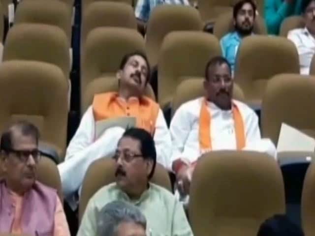 Videos : लखनऊ : जीएसटी की बैठक सोते रहे विधायक