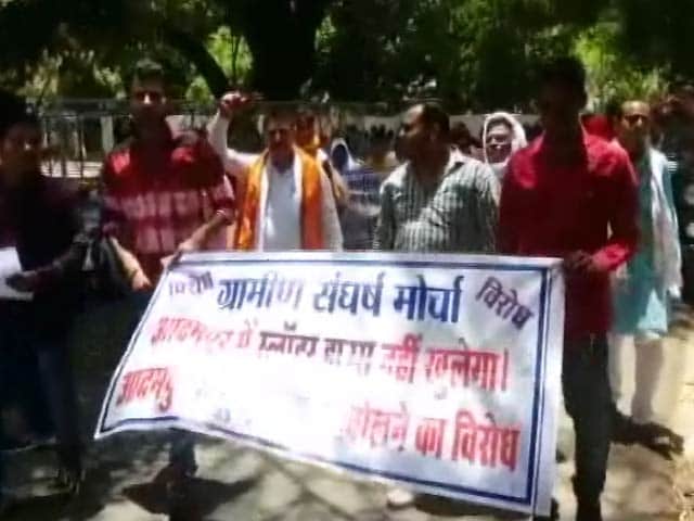 Videos : मध्य प्रदेश : बूचड़खाने के विरोध में गोरक्षकों ने किया मंत्रियों का घेराव