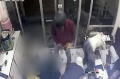 मथुरा में सर्राफा दुकान में लूट, दो की हत्या, CCTV में कैद हुई घटना मथुरा में सर्राफा दुकान में लूट, दो की हत्या, CCTV में कैद हुई घटना