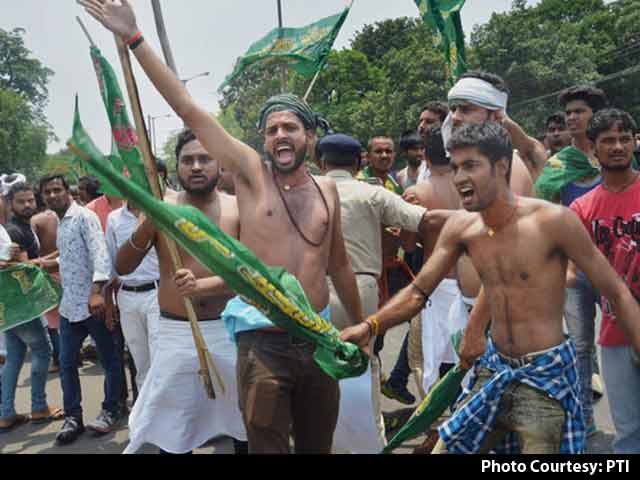 Video : Shirtless Protest By Lalu Yadav's Partymen At BJP Office Day After Raids