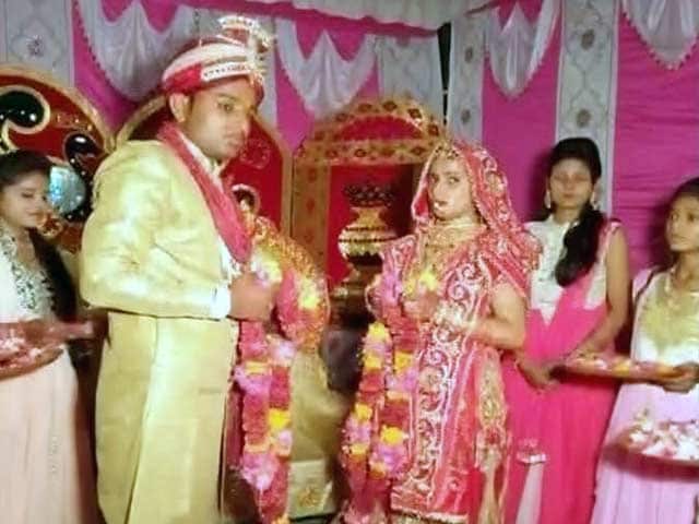 Videos : बुंदेलखंड : गर्लफ्रेंड ने शादी के मंडप से ब्‍वॉयफ्रेंड को रिवॉल्‍वर की नोंक पर किया किडनैप...