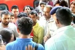 दिल्ली-हावड़ा रेल रूट पर रहें सावधान! एसी कोच के मुसाफ़िर चोरी से हैं परेशान दिल्ली-हावड़ा रेल रूट पर रहें सावधान! एसी कोच के मुसाफ़िर चोरी से हैं परेशान