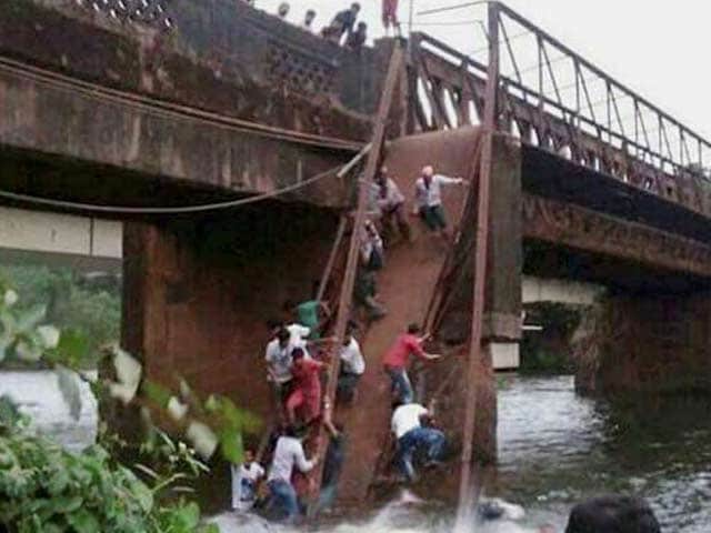 Video : 2 Dead As Bridge Collapses In Goa, Navy Called For Rescue Ops
