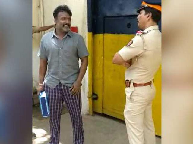 'तुम मुझे नहीं जानते, मैं कौन हूं' : MLA ने पुलिसवाले को धमकाया