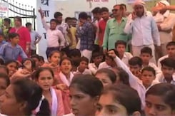गुड़गांव में बड़ी क्लास के लिए लड़कियों ने दिया धरना गुड़गांव में बड़ी क्लास के लिए लड़कियों ने दिया धरना