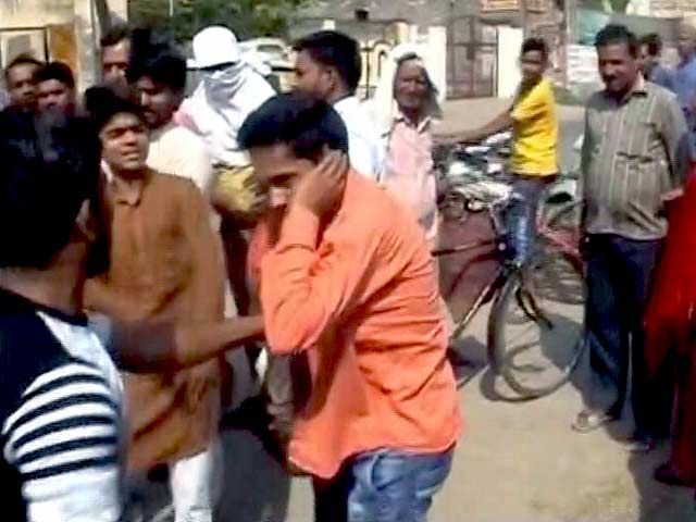 Videos : मुजफ्फरनगर : बजरंग दल कार्यकर्ताओं ने फिर कानून लिया हाथ में