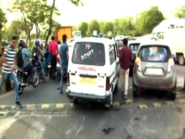 Video : Homebuyers Protest In Noida Blocks Traffic, Kills 7-Year-Old In Ambulance