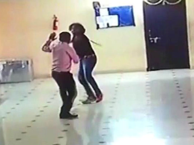 कैमरे में कैद : टोल पर बदमाशों ने कर्मचारियों को पीटा