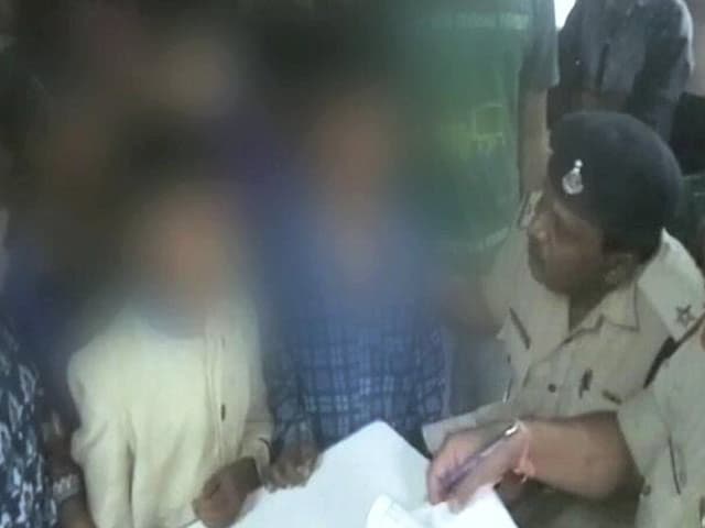 Videos : रतलाम रेलवे पुलिस ने स्टेशन पर 59 बच्चों को रोका, जानें क्या है मामला