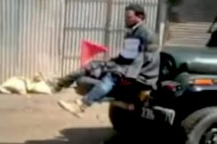 इंडिया 8 बजे : कश्मीर में युवक को जीप के बोनट से बांधने वाले मेजर सम्मानित इंडिया 8 बजे : कश्मीर में युवक को जीप के बोनट से बांधने वाले मेजर सम्मानित