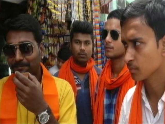 यूपी में नया चलन, बढ़ी भगवा गमछे की डिमांड