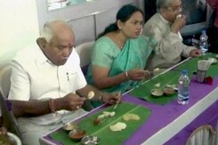 दलित के घर होटल का खाना खाने पर घिरे येदियुरप्पा दलित के घर होटल का खाना खाने पर घिरे येदियुरप्पा