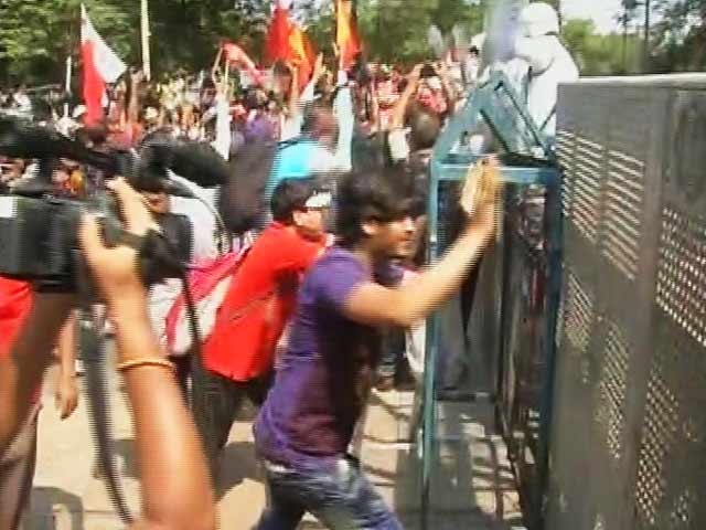 कोलकाता में लेफ्ट पार्टियों का प्रदर्शन, पुलिस ने छोड़े आंसू गैस के गोले