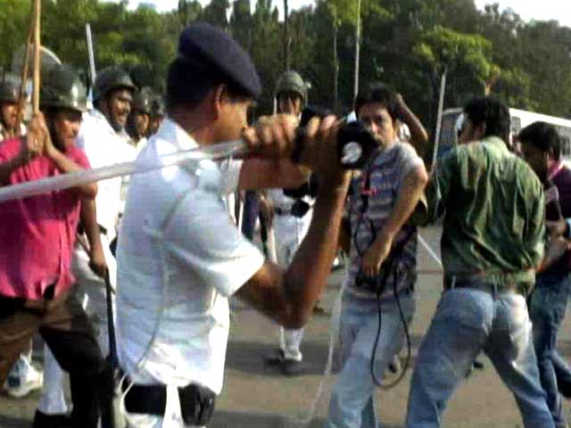 Video : Police Claim 3, But More Journalists Were Beaten Up In Kolkata Clashes