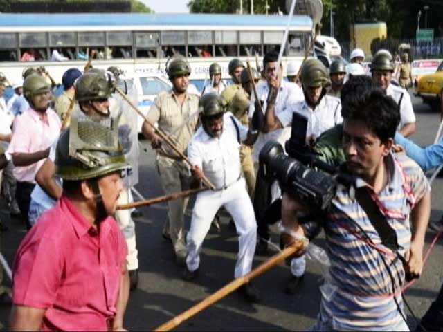 कोलकाता में पत्रकारों पर पुलिस की बर्बरता, कई घायल