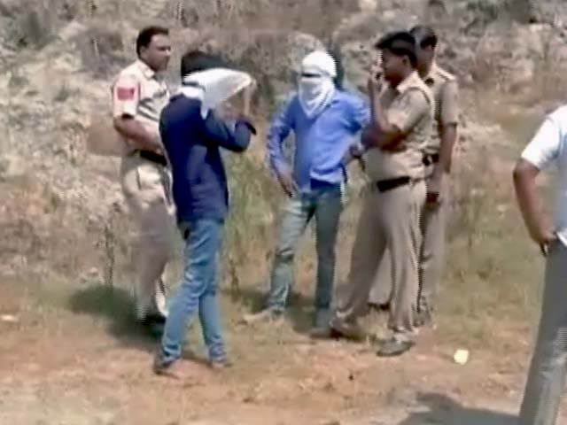 Videos : जघन्य हत्याकांड : बीएसपी नेता और उसके परिवार के पांच लोगों को सुला दिया मौत की नींद