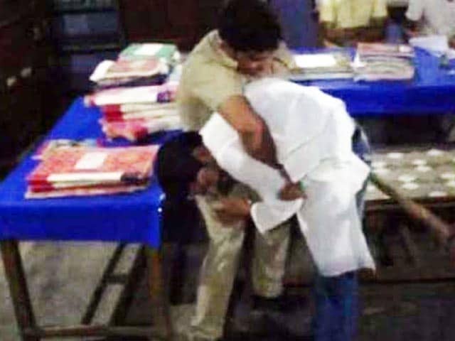 Videos : कैमरे में कैद : बदायूं के थाने में सपा नेता की डंडों से बेरहमी से की गई पिटाई