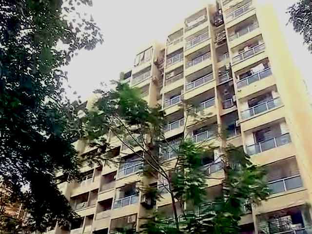 पुलिस इंस्पेक्टर की पत्नी की हत्या और बेटा लापता