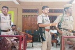 यूपी : आयकर विभाग ने कई सीनियर अधिकारियों, बाबूओं के ठिकानों पर छापेमारी की यूपी : आयकर विभाग ने कई सीनियर अधिकारियों, बाबूओं के ठिकानों पर छापेमारी की