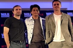 Brad Pitt Learns From Shah Rukh Khan Just How Easy Dancing Is Brad Pitt Learns From Shah Rukh Khan Just How Easy Dancing Is