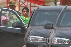पाकिस्तानी व्यक्ति पर जबरन शादी का आरोप लगाने वाली उज्मा भारत पहुंचीं पाकिस्तानी व्यक्ति पर जबरन शादी का आरोप लगाने वाली उज्मा भारत पहुंचीं