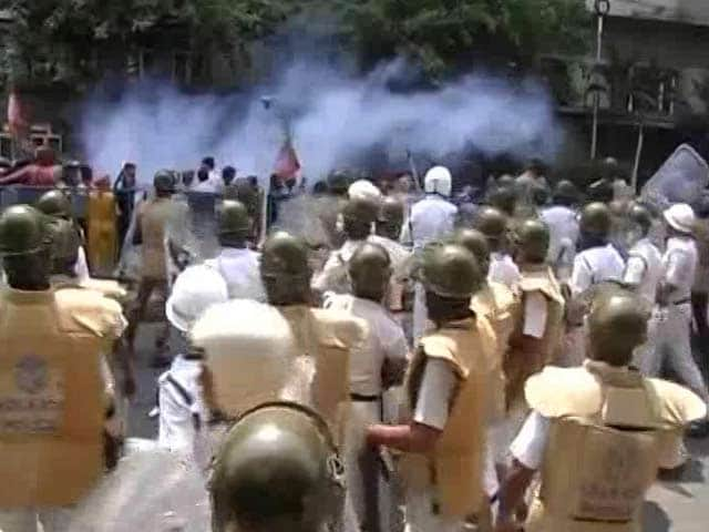 Video : Water Cannons, Smoke Shells: Protest In Kolkata Turns Violent Again