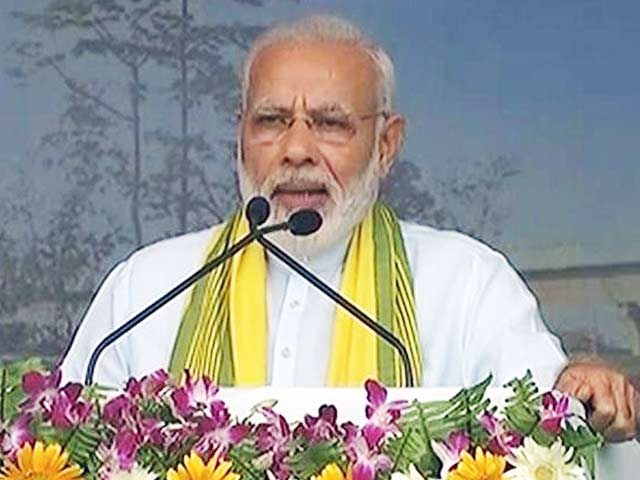 मोबाइल का फ्लैश दिखाकर बताइये उत्सव मना रहे हैं : असम में नरेंद्र मोदी