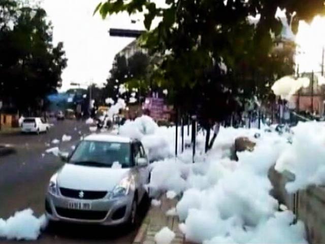 बेंगलुरु की सड़क पर झाग ही झाग, VIDEO देखेंगे तो आप भी रह जाएंगे हैरान