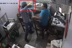 बिहार के बेगूसराय में पेट्रोल पंप मालिक की गोली मारकर हत्या, CCTV में कैद हुई वारदात बिहार के बेगूसराय में पेट्रोल पंप मालिक की गोली मारकर हत्या, CCTV में कैद हुई वारदात