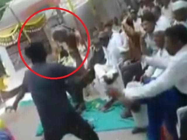 Videos : गुजरात के भावनगर में केंद्रीय मंत्री मनसुख मांडविया पर फेंका जूता