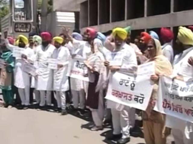 Punjab AAP Leaders Protest Outside Assembly, Want Rana Gurjit Singh Sacked