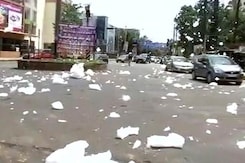 बेंगलुरू : सड़क पर आया वार्थूर झील का जहरीला झाग बेंगलुरू : सड़क पर आया वार्थूर झील का जहरीला झाग