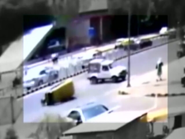 Video : दिल्ली पुलिस की जिप्सी की टक्कर से ऑटो ड्राइवर गंभीर रूप से घायल