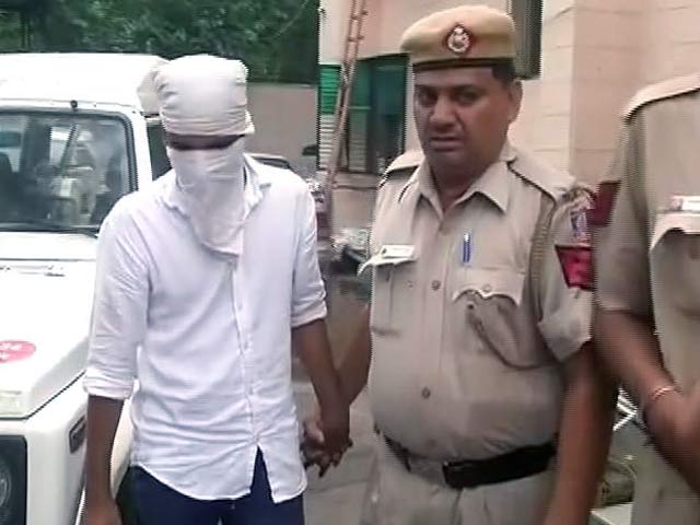 दिल्ली में ई-रिक्शा चालक की हत्या के आरोप में दो गिरफ्तार