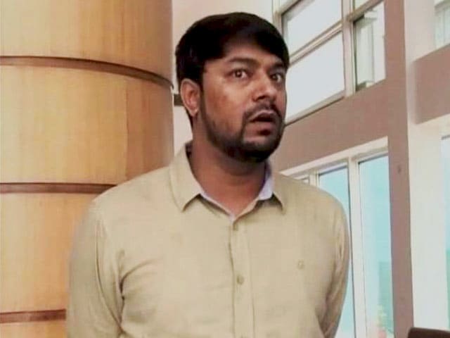 Videos : CCTV फुटेज : केजरीवाल के साढ़ू के खिलाफ शिकायत करने वाले राहुल शर्मा पर हमला