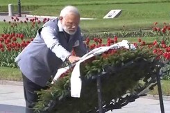 PM Narendra Modi Pays Tributes To World War II Victims In St Petersburg PM Narendra Modi Pays Tributes To World War II Victims In St Petersburg