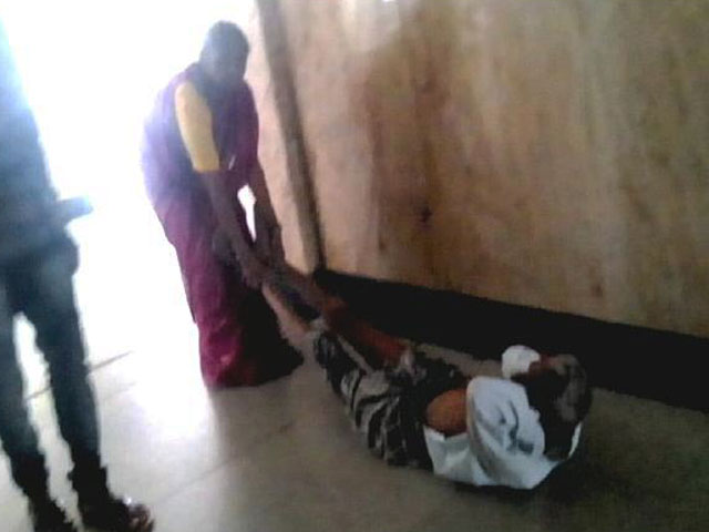 अस्पताल में बीमार पति को घसीटकर ले जाने को मजबूर हुई महिला