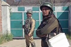 NIA ने कश्मीर में अलगाववादी नेताओं के घर पर मारे छापे NIA ने कश्मीर में अलगाववादी नेताओं के घर पर मारे छापे