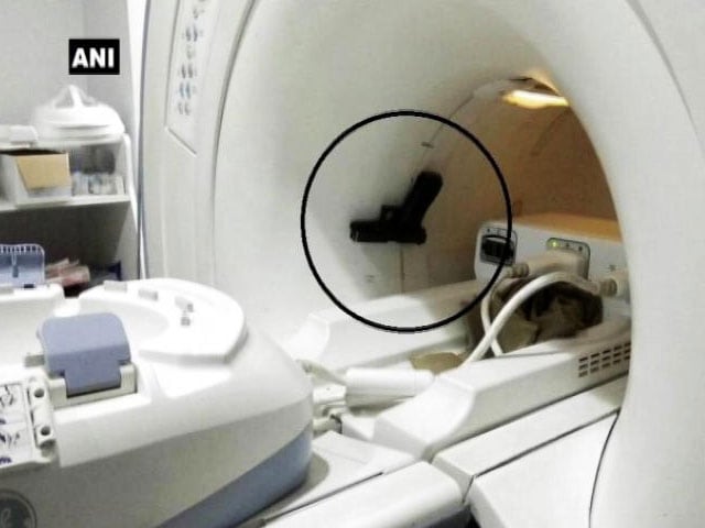 Video : यूपी : MRI मशीन में चिपकी मंत्री के गार्ड की पिस्‍टल, लाखों का नुकसान
