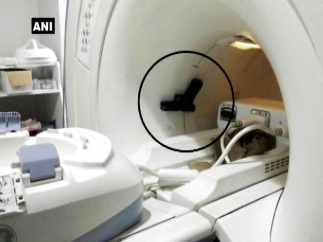 यूपी : MRI मशीन में चिपकी मंत्री के गार्ड की पिस्‍टल, लाखों का नुकसान