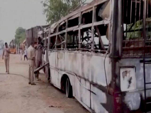 Video : बरेली में बस और ट्रक में भिड़ंत, बस में लगी आग, 22 की मौत