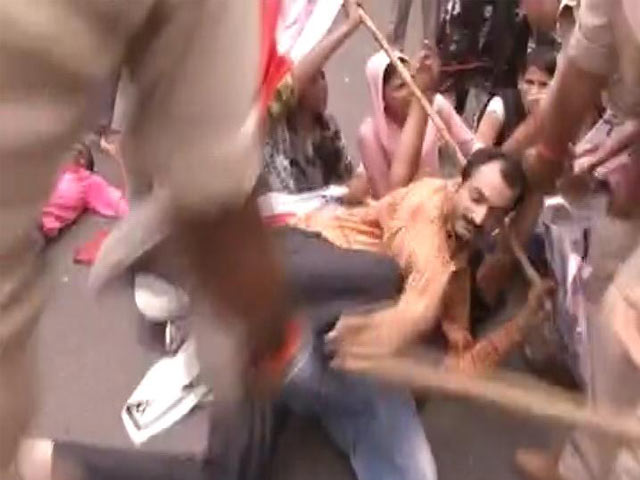 बिहार : खराब नतीजों को लेकर पटना में छात्रों का प्रदर्शन, सीएम नीतीश के खिलाफ नारेबाजी
