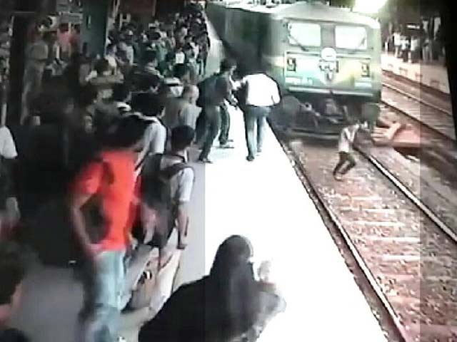 चलती ट्रेन से टकराई लड़की, लेकिन बच गई जान